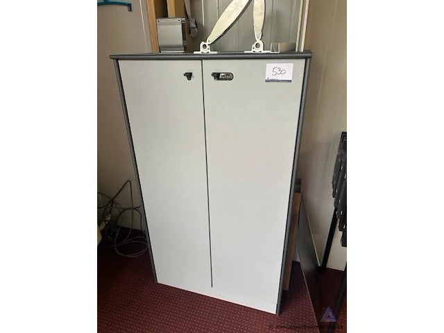 Twee deurs kast, 150 x 90 cm - afbeelding 2 van  2