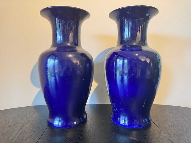 Twee grote kobalt blauwe baluster vazen - afbeelding 1 van  9