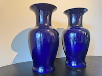 Twee grote kobalt blauwe baluster vazen - afbeelding 2 van  9