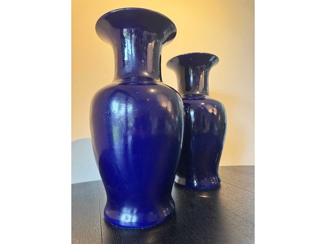 Twee grote kobalt blauwe baluster vazen - afbeelding 4 van  9