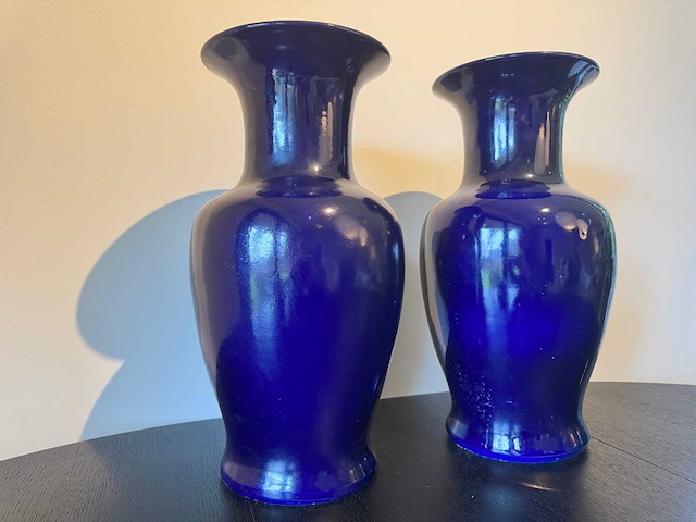 Twee grote kobalt blauwe baluster vazen - afbeelding 2 van  9