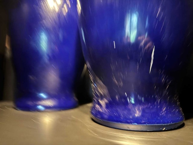 Twee grote kobalt blauwe baluster vazen - afbeelding 7 van  9