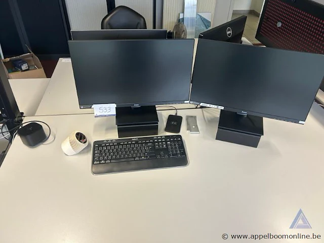 Twee iiyama monitoren, logitech toetsenbord, hp thunderbolt dock g2 docking station. werking niet gekend - afbeelding 1 van  3