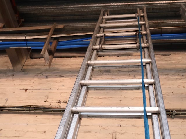 Tweedelige aluminium schuifladder - afbeelding 3 van  4