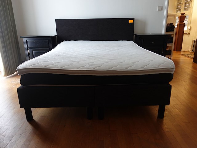 Tweepersoonsbed + 2x nachtkast - afbeelding 1 van  2