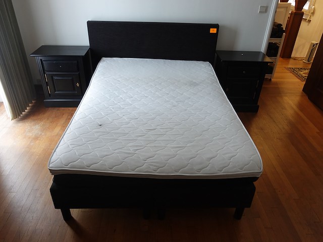 Tweepersoonsbed + 2x nachtkast - afbeelding 2 van  2