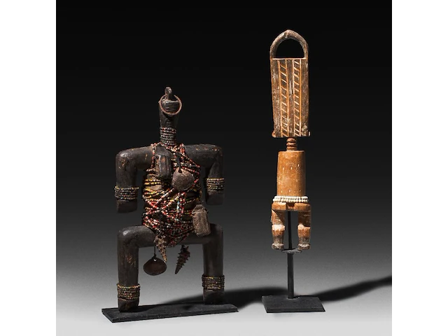 Two african tribal fertility figures, a namchi (cameroon) and an akuba (fanti, ghana) 27 cm. (10.63 in.) - afbeelding 3 van  5
