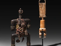 Two african tribal fertility figures, a namchi (cameroon) and an akuba (fanti, ghana) 27 cm. (10.63 in.) - afbeelding 3 van  5