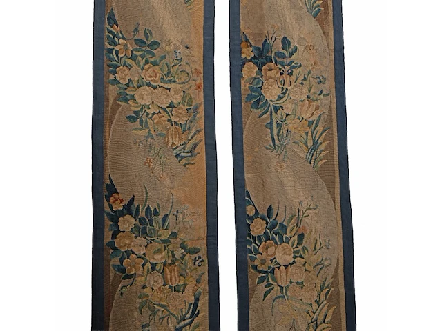 Two borders of 17thc flemish wall tapestries decorated with solomonic columns 316 x 47 cm. (124.40 x 18 1/2 in.) - afbeelding 3 van  4