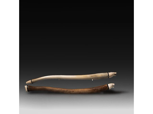 Two carved walrus baculum inuit oosik clubs, ending in carved polar bear's heads, l 55 - 56 cm - afbeelding 1 van  5