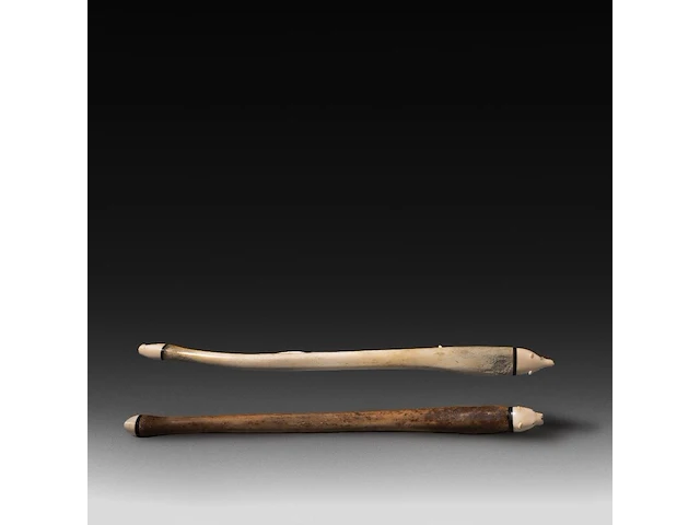 Two carved walrus baculum inuit oosik clubs, ending in carved polar bear's heads, l 55 - 56 cm - afbeelding 2 van  5