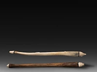 Two carved walrus baculum inuit oosik clubs, ending in carved polar bear's heads, l 55 - 56 cm - afbeelding 2 van  5