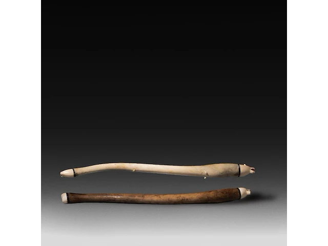 Two carved walrus baculum inuit oosik clubs, ending in carved polar bear's heads, l 55 - 56 cm - afbeelding 3 van  5