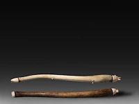 Two carved walrus baculum inuit oosik clubs, ending in carved polar bear's heads, l 55 - 56 cm - afbeelding 3 van  5