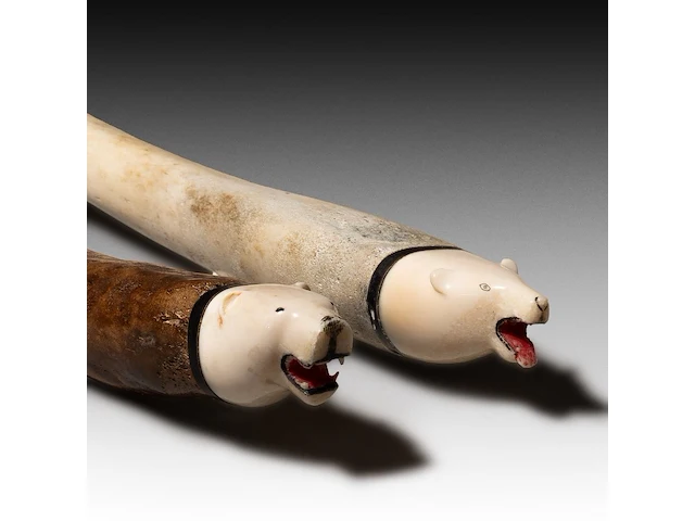 Two carved walrus baculum inuit oosik clubs, ending in carved polar bear's heads, l 55 - 56 cm - afbeelding 4 van  5