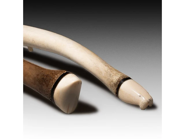 Two carved walrus baculum inuit oosik clubs, ending in carved polar bear's heads, l 55 - 56 cm - afbeelding 5 van  5