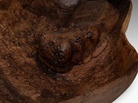 Two carved wooden african souvenirs with savanna wildlife sculpture: 59 cm. (23.23 in.), the platter: 62 cm. (24.41 in.) - afbeelding 4 van  18