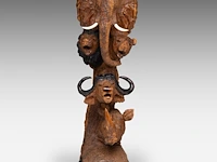 Two carved wooden african souvenirs with savanna wildlife sculpture: 59 cm. (23.23 in.), the platter: 62 cm. (24.41 in.) - afbeelding 5 van  18
