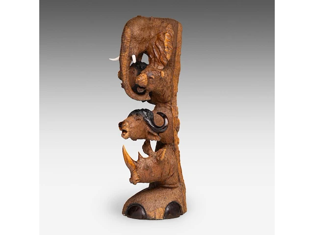 Two carved wooden african souvenirs with savanna wildlife sculpture: 59 cm. (23.23 in.), the platter: 62 cm. (24.41 in.) - afbeelding 6 van  18