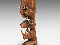 Two carved wooden african souvenirs with savanna wildlife sculpture: 59 cm. (23.23 in.), the platter: 62 cm. (24.41 in.) - afbeelding 6 van  18