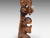 Two carved wooden african souvenirs with savanna wildlife sculpture: 59 cm. (23.23 in.), the platter: 62 cm. (24.41 in.) - afbeelding 10 van  18