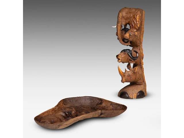 Two carved wooden african souvenirs with savanna wildlife sculpture: 59 cm. (23.23 in.), the platter: 62 cm. (24.41 in.) - afbeelding 1 van  18