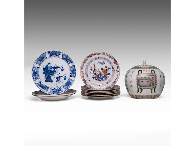 Two chinese blue and white 'fu xing and playful boys' plates, 19thc - added a ginger jar, seven 18thc plates, and a japanese plate, largest ø 25,5 cm (11) - afbeelding 1 van  11