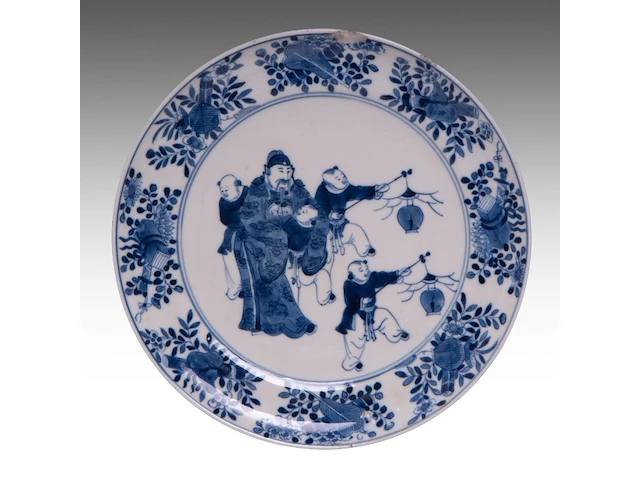 Two chinese blue and white 'fu xing and playful boys' plates, 19thc - added a ginger jar, seven 18thc plates, and a japanese plate, largest ø 25,5 cm (11) - afbeelding 4 van  11