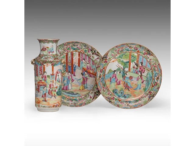 Two chinese canton 'figures on a terrace' plates, 19thc, ø 24,7 cm - added a ditto small vase, 19thc, h 26,5 cm - afbeelding 1 van  9