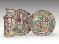 Two chinese canton 'figures on a terrace' plates, 19thc, ø 24,7 cm - added a ditto small vase, 19thc, h 26,5 cm