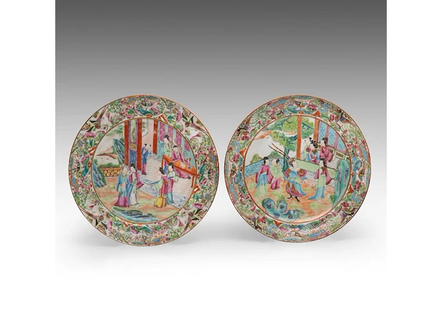 Two chinese canton 'figures on a terrace' plates, 19thc, ø 24,7 cm - added a ditto small vase, 19thc, h 26,5 cm - afbeelding 2 van  9