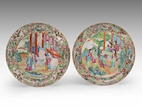 Two chinese canton 'figures on a terrace' plates, 19thc, ø 24,7 cm - added a ditto small vase, 19thc, h 26,5 cm - afbeelding 2 van  9