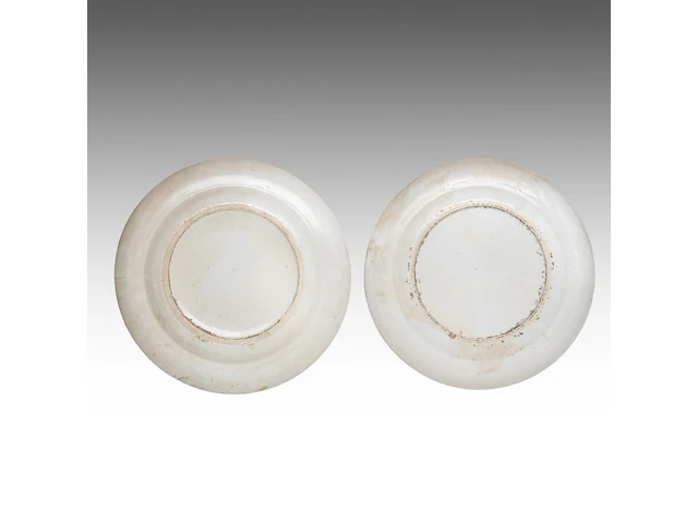Two chinese canton 'figures on a terrace' plates, 19thc, ø 24,7 cm - added a ditto small vase, 19thc, h 26,5 cm - afbeelding 3 van  9