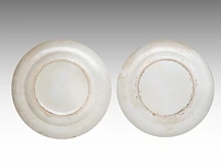 Two chinese canton 'figures on a terrace' plates, 19thc, ø 24,7 cm - added a ditto small vase, 19thc, h 26,5 cm - afbeelding 3 van  9