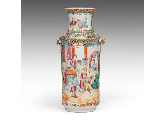 Two chinese canton 'figures on a terrace' plates, 19thc, ø 24,7 cm - added a ditto small vase, 19thc, h 26,5 cm - afbeelding 4 van  9