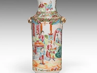 Two chinese canton 'figures on a terrace' plates, 19thc, ø 24,7 cm - added a ditto small vase, 19thc, h 26,5 cm - afbeelding 4 van  9