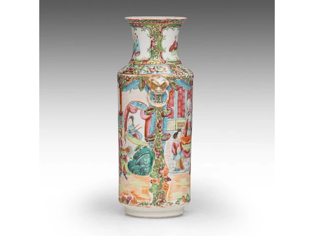Two chinese canton 'figures on a terrace' plates, 19thc, ø 24,7 cm - added a ditto small vase, 19thc, h 26,5 cm - afbeelding 5 van  9