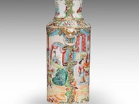 Two chinese canton 'figures on a terrace' plates, 19thc, ø 24,7 cm - added a ditto small vase, 19thc, h 26,5 cm - afbeelding 5 van  9
