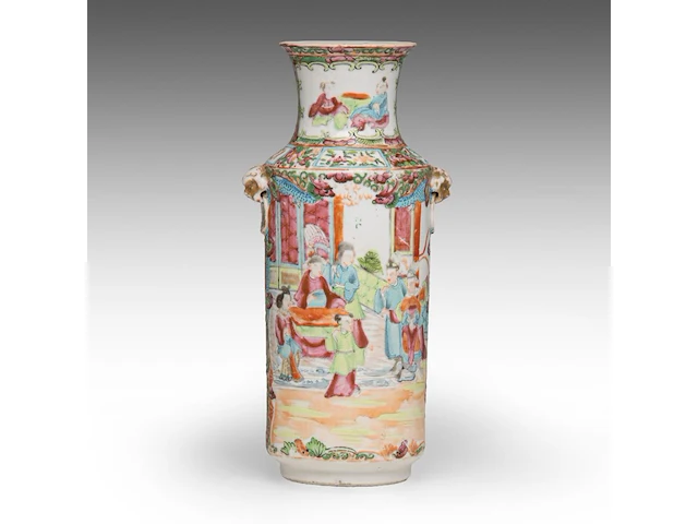 Two chinese canton 'figures on a terrace' plates, 19thc, ø 24,7 cm - added a ditto small vase, 19thc, h 26,5 cm - afbeelding 6 van  9