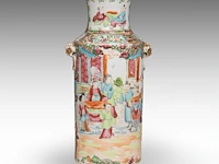 Two chinese canton 'figures on a terrace' plates, 19thc, ø 24,7 cm - added a ditto small vase, 19thc, h 26,5 cm - afbeelding 6 van  9