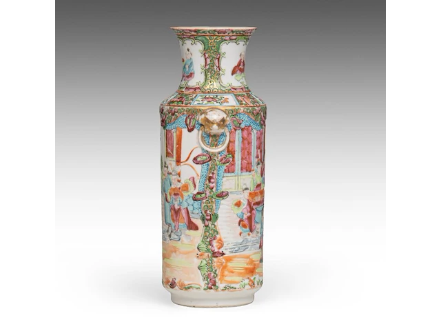 Two chinese canton 'figures on a terrace' plates, 19thc, ø 24,7 cm - added a ditto small vase, 19thc, h 26,5 cm - afbeelding 7 van  9