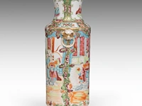 Two chinese canton 'figures on a terrace' plates, 19thc, ø 24,7 cm - added a ditto small vase, 19thc, h 26,5 cm - afbeelding 7 van  9