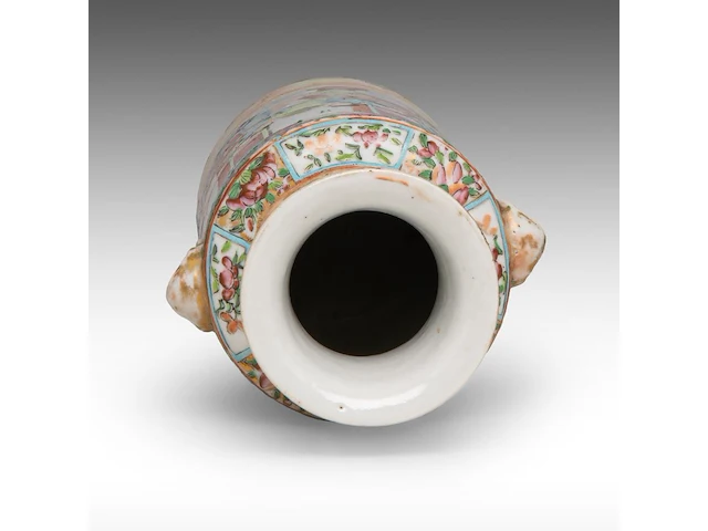 Two chinese canton 'figures on a terrace' plates, 19thc, ø 24,7 cm - added a ditto small vase, 19thc, h 26,5 cm - afbeelding 8 van  9