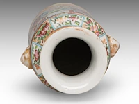 Two chinese canton 'figures on a terrace' plates, 19thc, ø 24,7 cm - added a ditto small vase, 19thc, h 26,5 cm - afbeelding 8 van  9