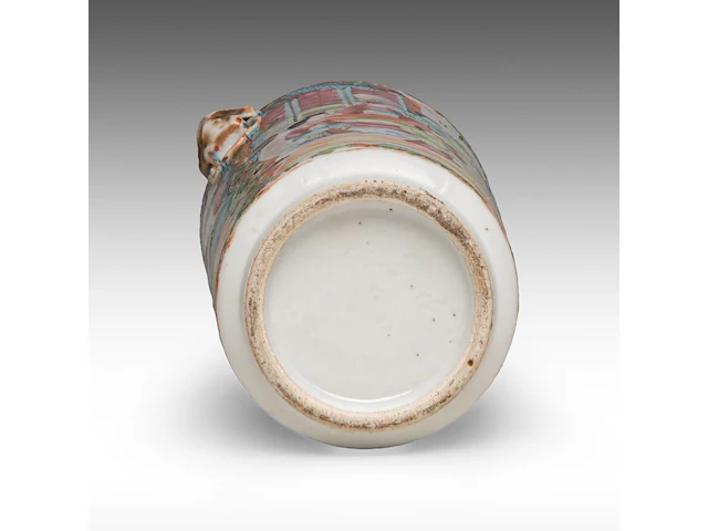 Two chinese canton 'figures on a terrace' plates, 19thc, ø 24,7 cm - added a ditto small vase, 19thc, h 26,5 cm - afbeelding 9 van  9