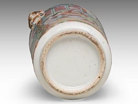Two chinese canton 'figures on a terrace' plates, 19thc, ø 24,7 cm - added a ditto small vase, 19thc, h 26,5 cm - afbeelding 9 van  9