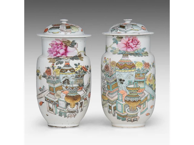 Two chinese famille rose 'one hundred antiquities' lidded jars, both signed and with a red seal mark on the bottom, republic period, total h 26,5 - 27,5 cm - afbeelding 1 van  6