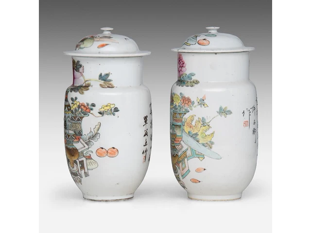 Two chinese famille rose 'one hundred antiquities' lidded jars, both signed and with a red seal mark on the bottom, republic period, total h 26,5 - 27,5 cm - afbeelding 2 van  6