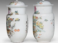 Two chinese famille rose 'one hundred antiquities' lidded jars, both signed and with a red seal mark on the bottom, republic period, total h 26,5 - 27,5 cm - afbeelding 2 van  6
