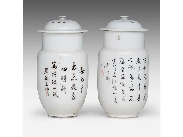 Two chinese famille rose 'one hundred antiquities' lidded jars, both signed and with a red seal mark on the bottom, republic period, total h 26,5 - 27,5 cm - afbeelding 3 van  6